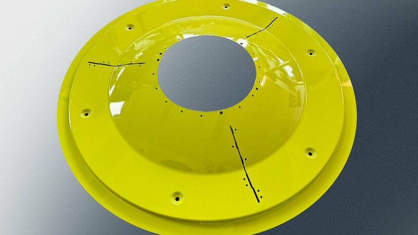 Die gelbe Abdeckung ist ein speziell gefertigtes Bauteil für das Mähwerk von Landmaschinen, hergestellt in Kleinserie bei weba Deutschland. Das robuste Metallteil überzeugt durch hohe Präzision und Langlebigkeit, optimiert für den Einsatz unter anspruchsvollen Bedingungen in der Landwirtschaft. Die exakt platzierten Bohrungen und Markierungen gewährleisten eine einfache und sichere Montage.