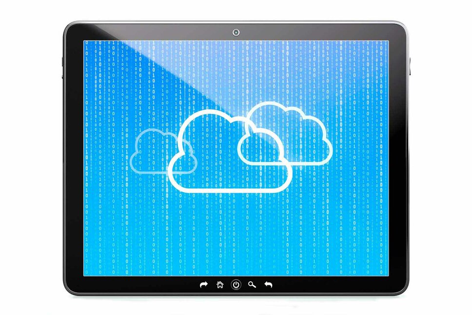 weba Werkzeugbau Prozesstechnik für die Warmumformung Ein Tablet zeigt drei Wolken sowie die Zahlen 0 und 1 auf dem Bildschirm; symbolisch für Prozesstechnik für die Warmumformung und Werkzeugbau