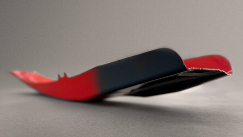 Aufnahme einer rotlackierten warmumgeformten B-Säule eines Fahrzeugs, wobei die SoftZone in Anthrazitgrau dargestellt wird. Das Produkt wurde in der Serienfertigung bei weba Werkzeugbau produziert.  