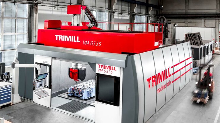 Ein großes Zerspanungszentrum für die Fräsbearbeitung von Güssen von Presswerkzeugen in der Produktion der weba Werkzeugbau 