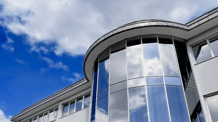 Zuverlässiger Partner im Werkzeugbau Außenaufnahme des Headquarters von weba Werkzeugbau in Dietach bei Steyr