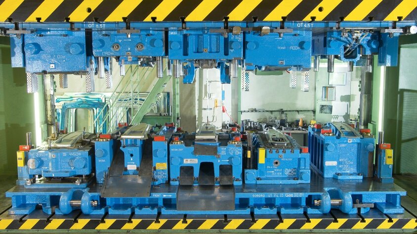 Transferwerkzeug für die Kaltumformung hochfester Bauteile in der Serienfertigung