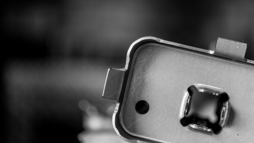 Detailaufnahme eines präzisionsgefertigten Bauteils aus dem Prototypenbau. Die hochwertige Verarbeitung zeigt die hohe Präzision und Innovationskraft moderner Fertigungstechnologien.