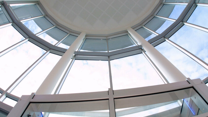 Dachkuppel der weba Werkzeugbau, moderne Architektur mit klaren Linien und großen Fenstern.