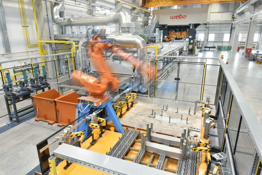 Anlage von weba am Standort in Olomouc für die Warmumformung- Beladestation, Presshärteofen und Warmumformlinie