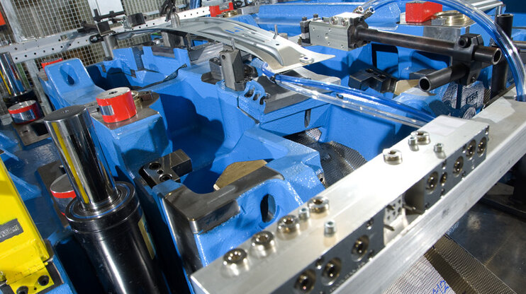 Präzises Kaltumformwerkzeug zur Bearbeitung hochfester Bauteile im Werkzeugbau