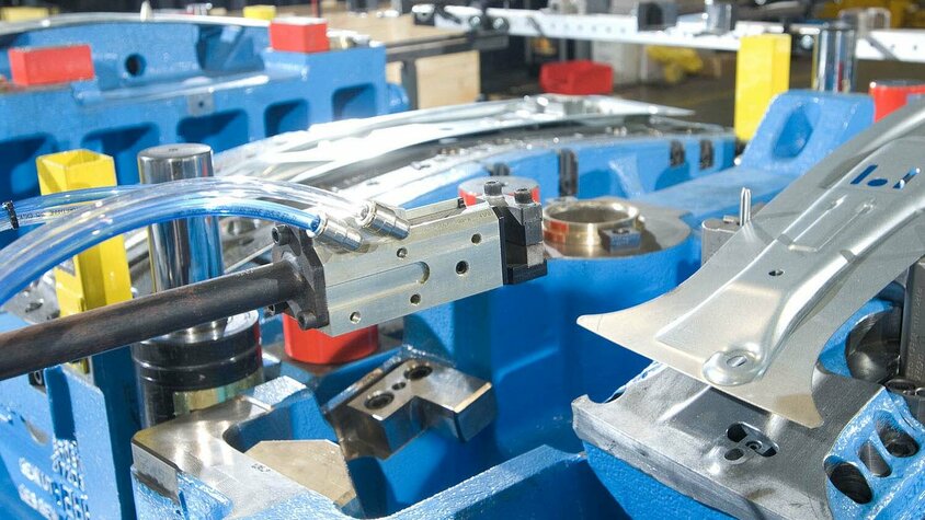 Nahaufnahme eines blauen Werkzeuges für die Kaltumformung von B-Säulen für Fahrzeuge von weba Werkzeugbau