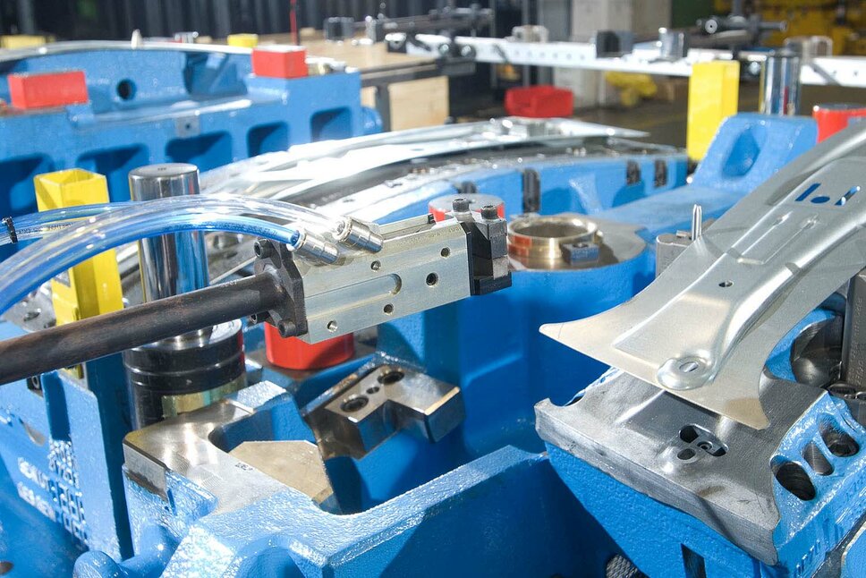 Nahaufnahme eines blauen Werkzeuges für die Kaltumformung von B-Säulen für Fahrzeuge von weba Werkzeugbau