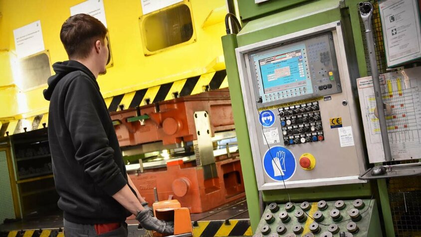 Ein Werkzeugbautechniker bedient eine Umformpresse, um die Prozesssicherheit der Werkzeuge zu überprüfen, ein wichtiger Prozessschritt in der Werkzeugherstellung