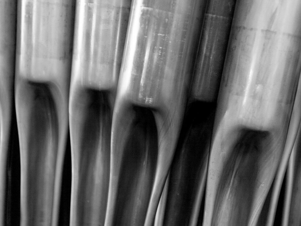 Záběr zblízka na precizně vyrobené kovové součásti se složitou tvářecí strukturou - symbol vysoce kvalitní prototypové konstrukce a inovativních výrobních technologií.