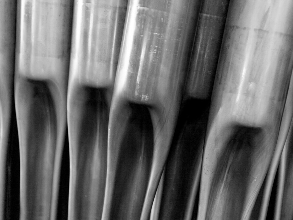 Nahaufnahme von präzise gefertigten Metallbauteilen mit komplexen Umformstrukturen – ein Symbol für hochwertigen Prototypenbau und innovative Fertigungstechnologien.