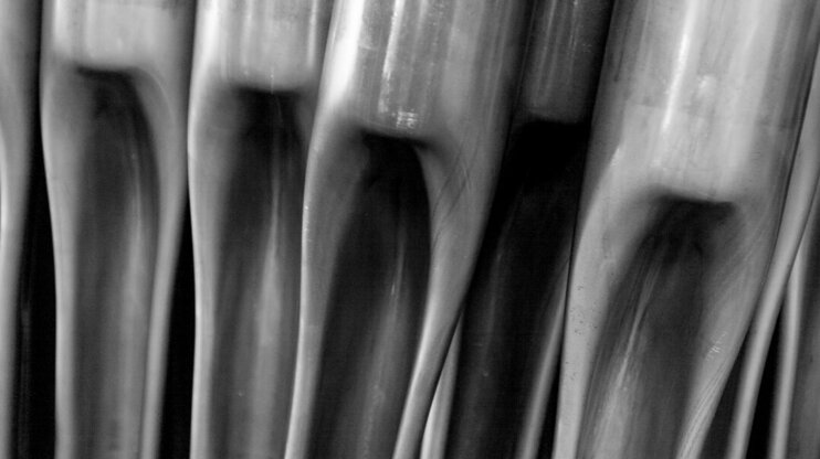 Close-up of precisely manufactured metal components with complex forming structures – a symbol of high-quality prototyping and innovative manufacturing technologies.