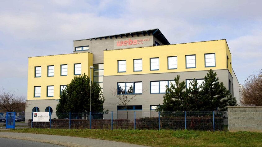 Außenansicht des Standorts weba Olomouc. Spezialist für Warmumformung und Werkzeugbau, moderner Produktionsstandort der Automobilindustrie.