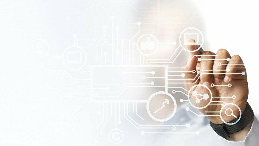 Eine Hand druckt auf einem futuristischen Display auf Produktionssymbole, umgeben von modernen digitalen Grafiken und Benutzeroberflächen.