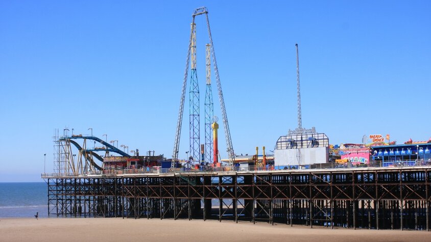 Freizeitpark am Meer in Blackpool, England, mit Achterbahn und Attraktionen