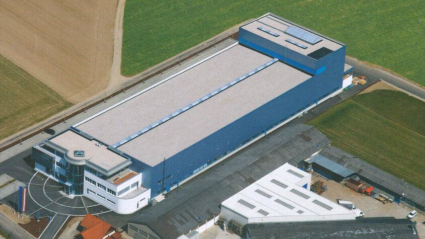 Luftaufnahme der weba Werkzeugbau in Dietach, zeigt den gesamten Gebäudekomplex und das umliegende Gelände aus der Vogelperspektive.