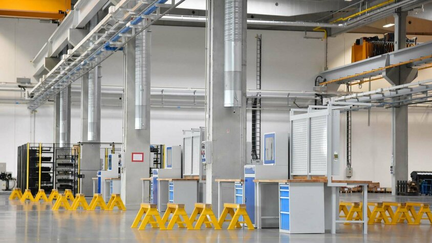 Produktionsbereich der weba in Olomouc, speziell für die Montage von Werkzeugen ausgestattet, mit großzügigen Arbeitsflächen und modernster Ausrüstung.