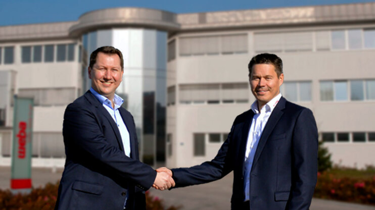 v.l.n.r. Fritz Ebner, Meprotec und Hannes Feuerhuber, weba geben sich vor dem Firmengebäude der weba die Hand zum Start der Kooperationspartnerschaft zur Entwicklung digitaler Prozesstechnik in der Warmumformung