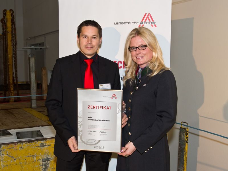 Geschäftsführer Hannes Feuerhuber nimmt das Zertifikat von der Geschäftsführerin der Leitbetriebe Austria, Monica Rintersbacher, entgegen.