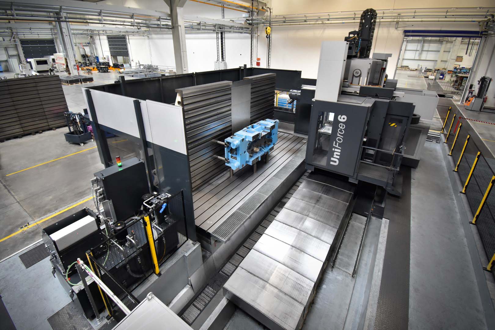 Ein Bearbeitungszentrum der Marke SHW beim Bearbeiten eines Gussteils. 