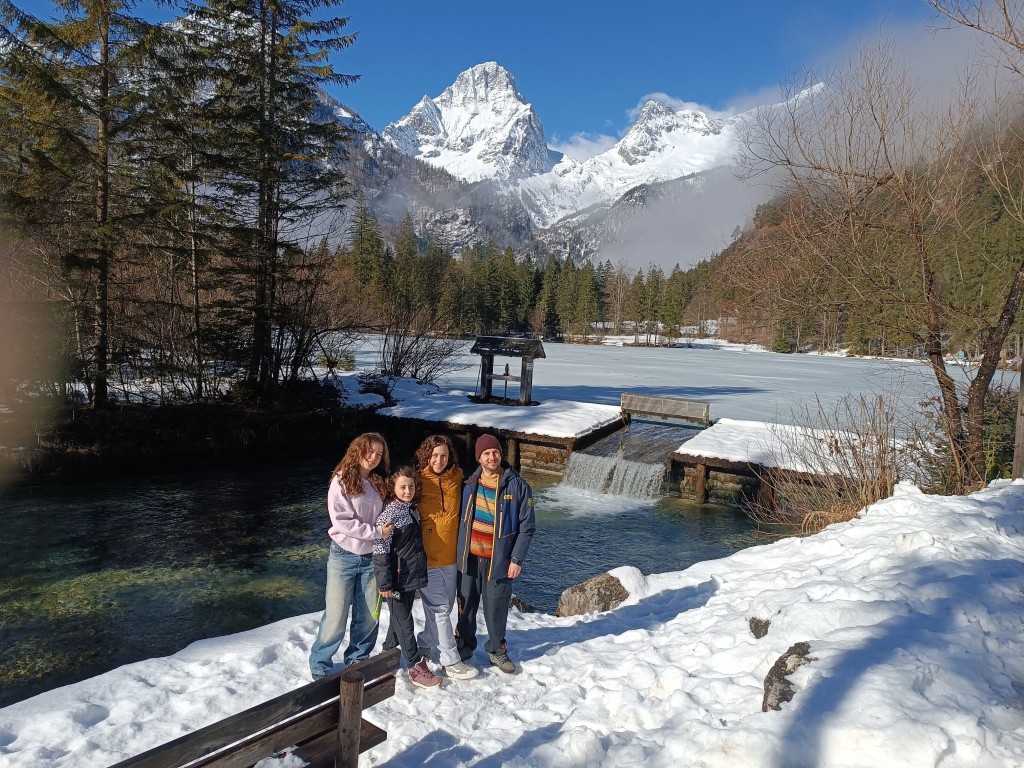 Tomáš Novotný mit seiner Familie am Schiederweiher im Dachstein-Gebiet in Österreich im Winter