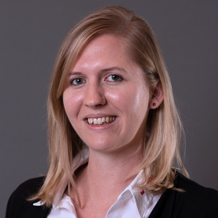 Porträt von Tanja Burghuber, HR-Managerin bei weba Werkzeugbau in Dietach.